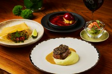 厳選素材を使った宝石のような一皿一皿をご提供。
お手軽な4コースディナーセット。
