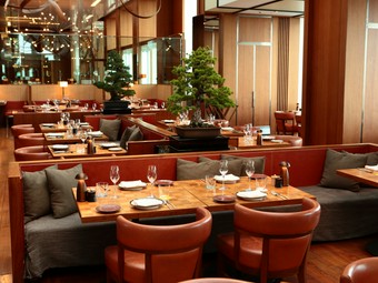 臨場感あふれるオープンキッチンの様子も楽しめる