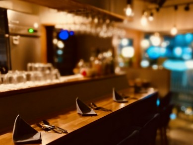 雰囲気のある店内で艶やかなディナー