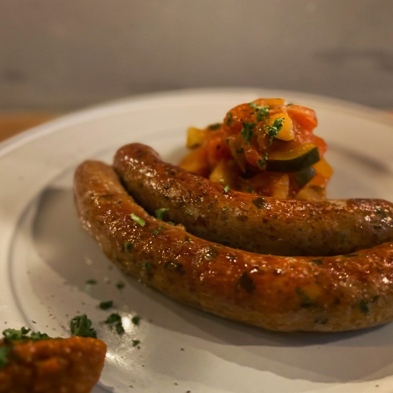 自家製のソーセージと酒を楽しむ