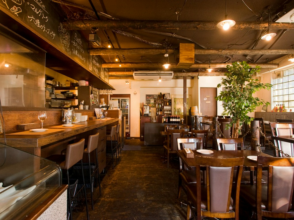木のテーブルとイスが印象的な居心地のよいレストラン