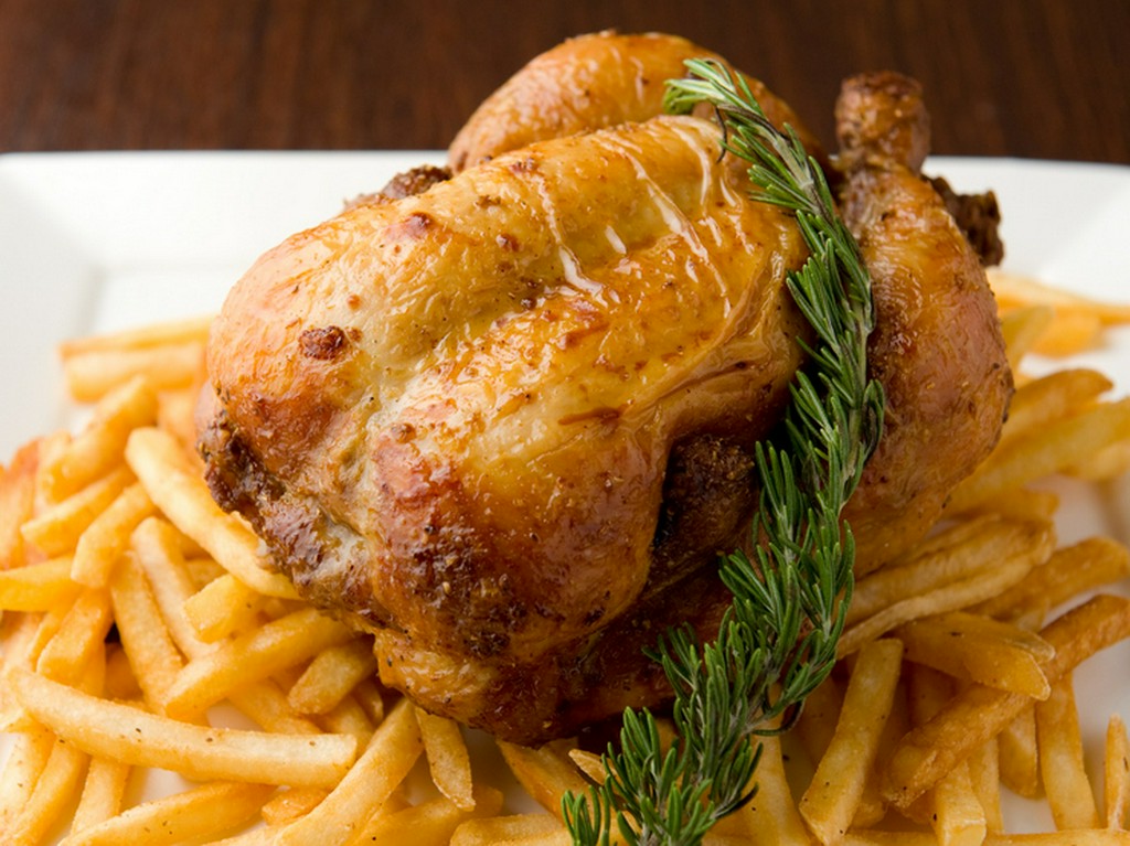 フライドポテトと相性抜群、看板メニュー『ボンテ名物！　ひな鳥のローストチキン』