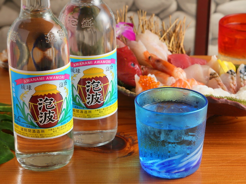 沖縄料理に欠かせない泡盛が40種類以上と豊富