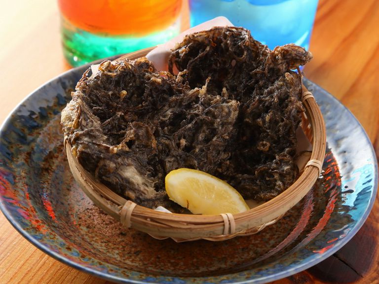 インパクトのある黒い天ぷら『もずくの天ぷら（2ヶ）』