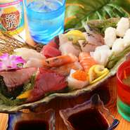 ブダイ、カジキ、シイラ、タルイカなど、大阪では珍しい石垣産の新鮮な魚5～6種類を、造りで味わえる盛り合わせ。すし飯でつくったシャリ4貫が付いており、好みのネタをシャリにのせて、握り寿司も楽しめます。