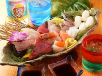 ブダイ、カジキ、シイラ、タルイカなど、大阪では珍しい石垣産の新鮮な魚5～6種類を、造りで味わえる盛り合わせ。すし飯でつくったシャリ4貫が付いており、好みのネタをシャリにのせて、握り寿司も楽しめます。