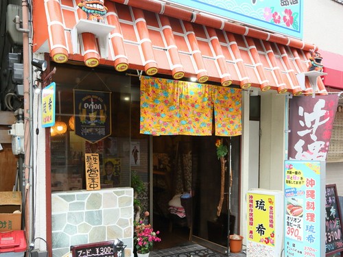 沖縄情緒漂う、明るい雰囲気の外観