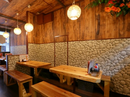 沖縄の家をイメージした、くつろげる店内