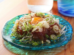 ユッケで使用するのは、石垣島産の新鮮な魚介