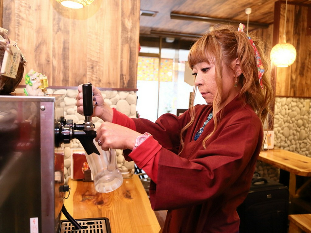 笑顔での接客で、お客様が居心地の良い空間づくり