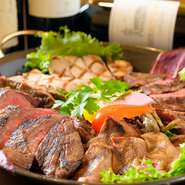 フランス・イタリア・アメリカと、世界各国の銘柄を用意するワインはソムリエが選りすぐりのものをピックアップ。料理とのペアリングの相談にも乗ってくれます。熟成肉とあわせて召し上がれ。