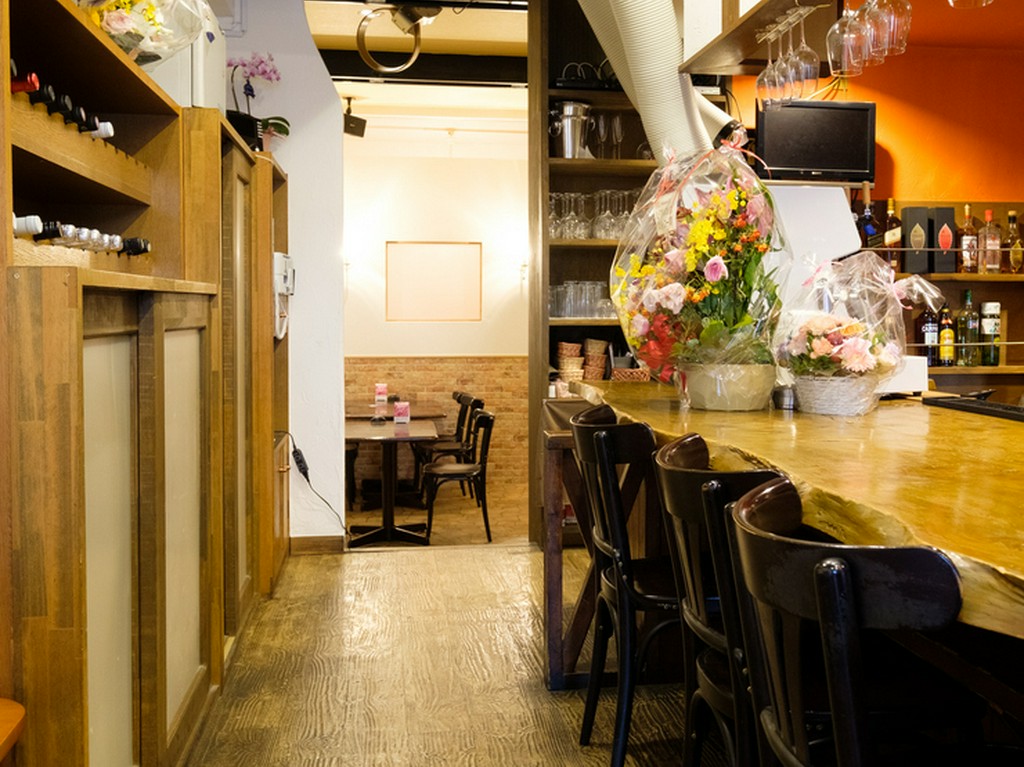 料理人との会話を楽しめる、カウンターはお店の特等席