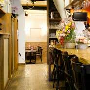 カウンターキッチンを配する店内、カウンター席では料理人と会話を楽しみながら、食事を楽しむことが可能です。ワインのおすすめや一押しの料理など、気軽に聞いてみるのもいいかもしれません。