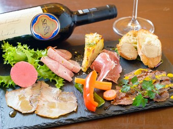 ワインとあわせて、多彩なおいしさを味わう『本日の前菜盛り合わせ』