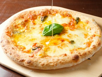 蜂蜜との相性も抜群。4種のチーズを使った『クワトロフォルマッジ』