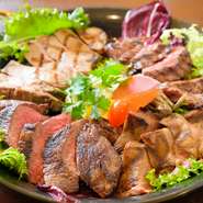 牛ランプとイチボは熟成肉を、タンはタン元からタン先まで食べられるものを、時間をかけてローストしたポークまで揃った『artigiano盛り』。お店の肉料理をほぼ全て網羅した、贅沢なひと皿となっています。