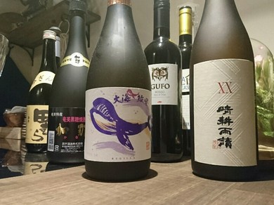 「前割」してまろやかになった焼酎をワイングラスで