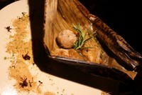 郷土料理あくまき。黒豚の煮込みと合わせて。