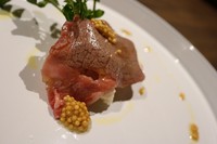 満足、満ち足りたを意味するイタリア語コンテント。
旬の食材をベースに８皿構成のフルコース。