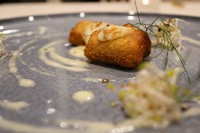 白焼きした弾力のあるうなぎをイタリアのカツレツコトレッタに、頭、骨から出しをとった山椒の軽いクリームソースがよく合います。
写真はモッツアレラを乗せたボローニャスタイル