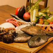 鹿児島産の旬の食材を使用することにこだわっています。肉・魚介・野菜はもちろん、パスタをつくる粉や黒酢などの調味料も鹿児島産。「イタリア＋鹿児島」をお客様と1対1でつくり上げます。