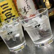 「三岳」や「れんと」といった地元鹿児島の銘柄を中心に、焼酎をリーズナブルに提供。飲み方はロック、水割り、お湯割、ソーダ割の4種類から。キリッとした味わいは浜焼きや刺身などどんな魚介料理にもマッチ。