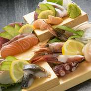 その日に入荷した魚介類から厳選した刺身の豪華10種盛り。サーモン、カンパチ、タイ、マグロ、シメサバ、タコブツ、ミル貝、ホタテ、イカそうめん、甘エビが基本で、ボリューム満点！ 2～3人で取り分けましょう。