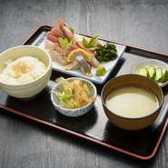 サーモンやカンパチ、甘エビなど、その日に入荷された刺身の厳選5種盛り。切り口の角が立った鮮度抜群な味わいです。小鉢と味噌汁付きで、ご飯のお替わり無料！ 月～木の限定メニューです。