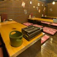 座敷席は6人掛けが3卓。活気あふれる店内で友人や同僚、カップル同士で楽しく過ごせます。