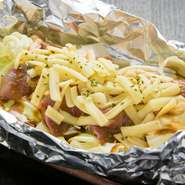 サーモンを中心に各種魚介がふんだんに入ったちゃんちゃん焼き。キャベツとチーズ、きのこ入りで、香ばしく焼き上げます。オリジナルの味噌ダレが味わい深く、ホイルで蒸し焼きにされた魚の身はホクホクの柔らかさ。