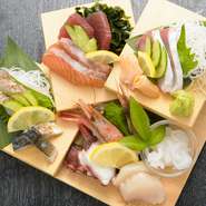 選りすぐりの魚介類はどれも鮮度抜群。テーブルのコンロで焼き上げる浜焼きから、素材そのものの味わいが堪能できる刺身、フライ、各種定食や海鮮丼まで、さまざまな調理法で素材の旨さを引き立てます。