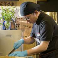 お客様が「この料理おいしいね！」と言ってくださるときが一番幸せです。おいしい料理と若いスタッフのパワーで、お客様に元気のおすそ分けをするのが、私のおもてなしのこだわりです。