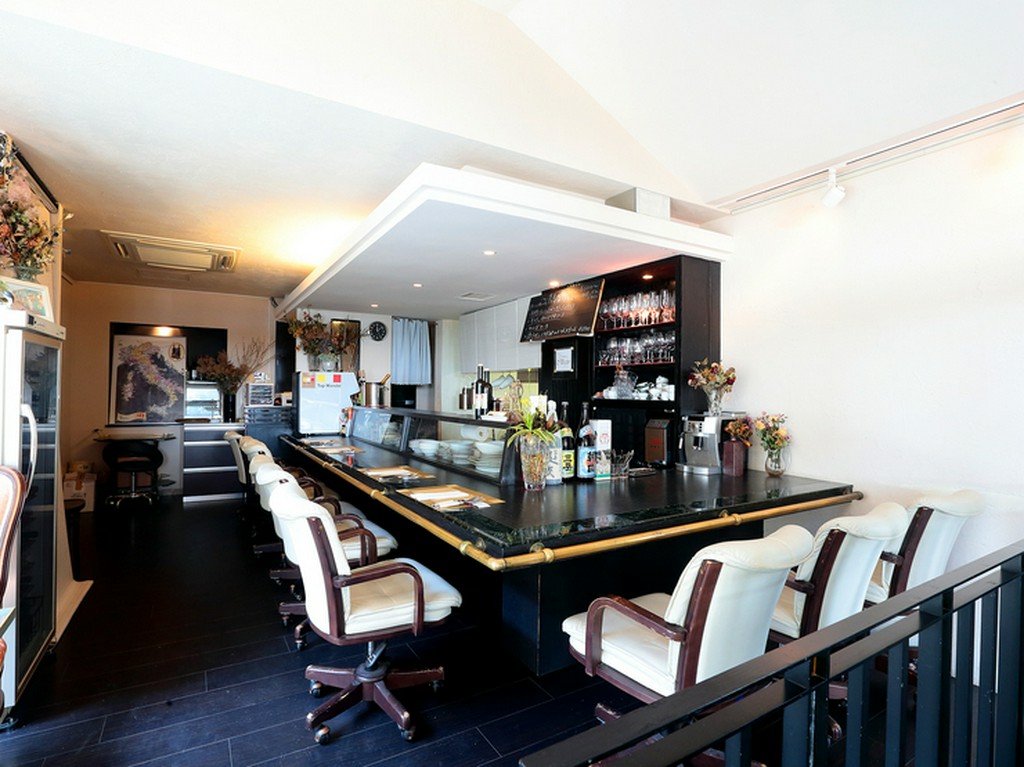 気軽に貸切もでき、大人数で炭火料理とお酒を楽しむことも