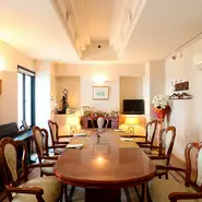 接待や誕生会、様々なシーンで活躍してますコチラのお部屋はお子様ずれのご家族にも大人気！ピアノやプロジェクターもあるので少人数でのパーティーには最適な空間となっております