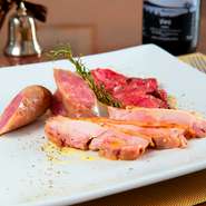 気に入ったお肉をその場で選び、目の前でシェフが炭火で焼いた出来立てをいただける『炭火焼』