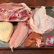 皮も身も旨味が強く歯ごたえのある『宮崎県黒岩土鶏』