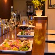 料理やお酒についてスタッフと語らいながら楽しめるがカウンター席のよいところ。カップルや少人数ならこちらもおすすめです。