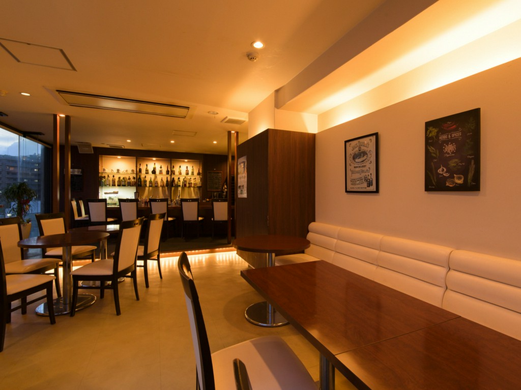 ゆったりとくつろげるソファー席