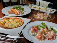 日替わりのおススメやピッツァ・パスタその時々の飲み物に合わせた小皿のメニューもご用意しております。
詳しくは店内の黒板メニューをご覧ください
