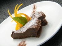 ややビターなテイストに仕上げた自家製のガトーショコラ。ワインと合わせて味わうといった楽しみも!