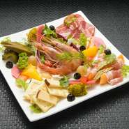 目にも鮮やかな前菜のプレートはボリュームも十分。さまざまな食材を一度に楽しめるとあって、リピーターには大人気のメニューです。