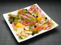 目にも鮮やかな前菜のプレートはボリュームも十分。さまざまな食材を一度に楽しめるとあって、リピーターには大人気のメニューです。
写真はある日の一例です。