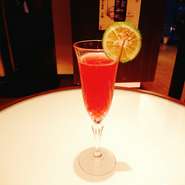 その日おすすめのフルーツを使って仕上げる、アルコール強めのカクテルです
今の時期はイチゴやメロン、桜などを使ってご提供しております
