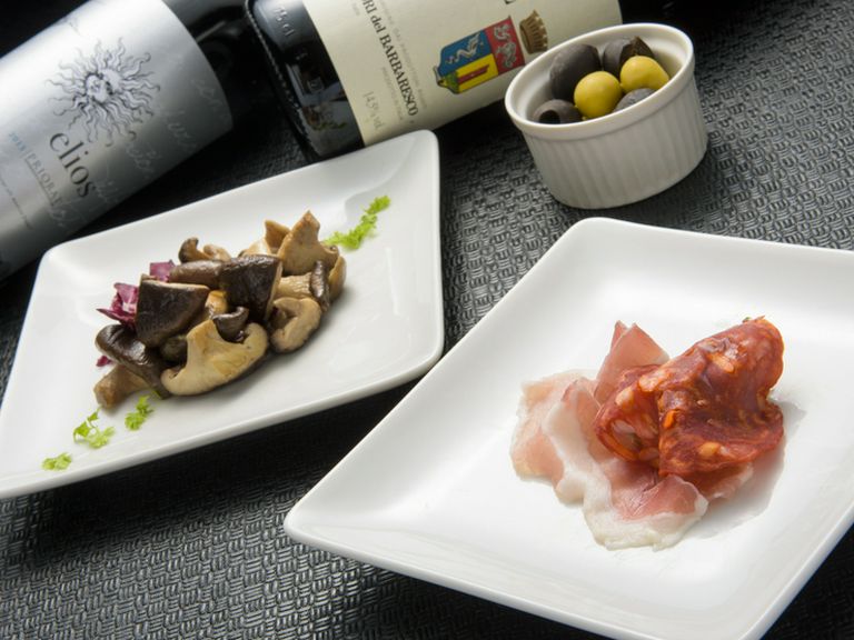 リピーターに大人気。一皿380円の小皿メニュー