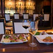 イタリアンダイニングバーとして、お料理とお酒の両方を楽しんでいただけるお店です。どうぞゆったりくつろいでお過ごしください。