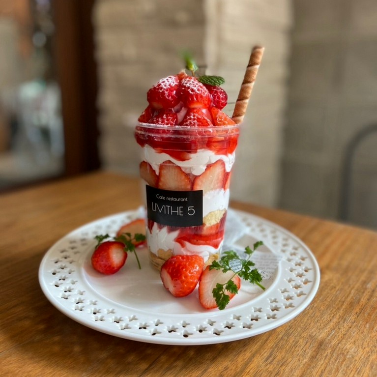 イチゴのプレミアムパフェ・テイクアウトver