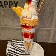 濃厚なクリームチーズを使用した、この春限定のチーズパフェ
