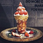 この季節限定のいちごのプレミアムパフェ