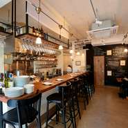 白を基調とした清潔感あふれる店内は、シンプルながらも洗練された雰囲気。スタイリッシュな空間が、デート気分を一層盛り上げてくれます。				