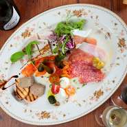 料理に合わせてチョイスした美しいお皿の数々				